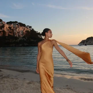 VESTIDO LONGO DOURADO COM APLICAÇÃO NO OMBRO