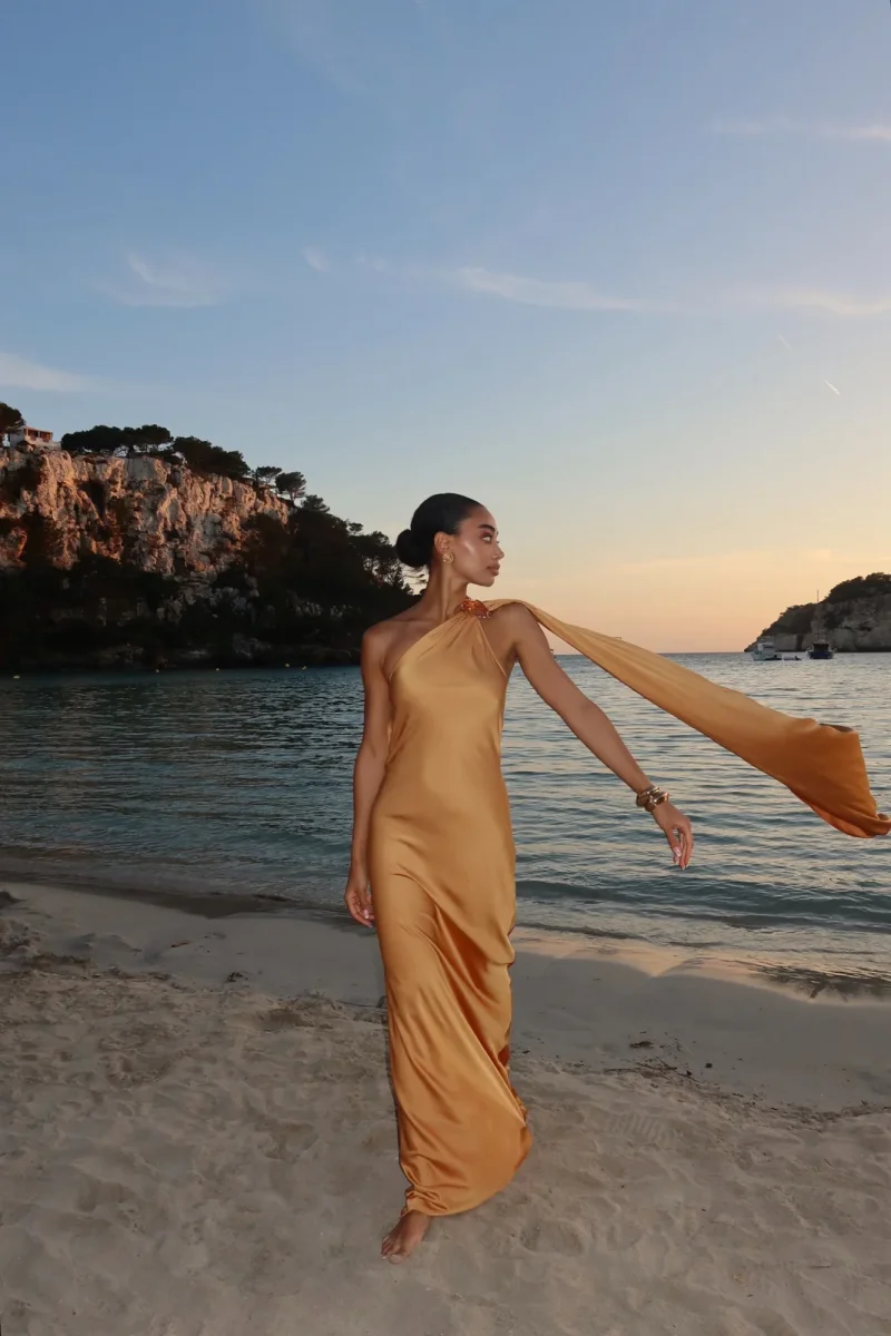 VESTIDO LONGO DOURADO COM APLICAÇÃO NO OMBRO - Image 2