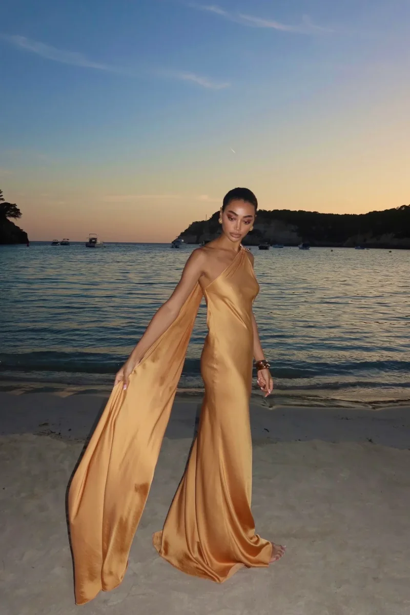VESTIDO LONGO DOURADO COM APLICAÇÃO NO OMBRO - Image 3