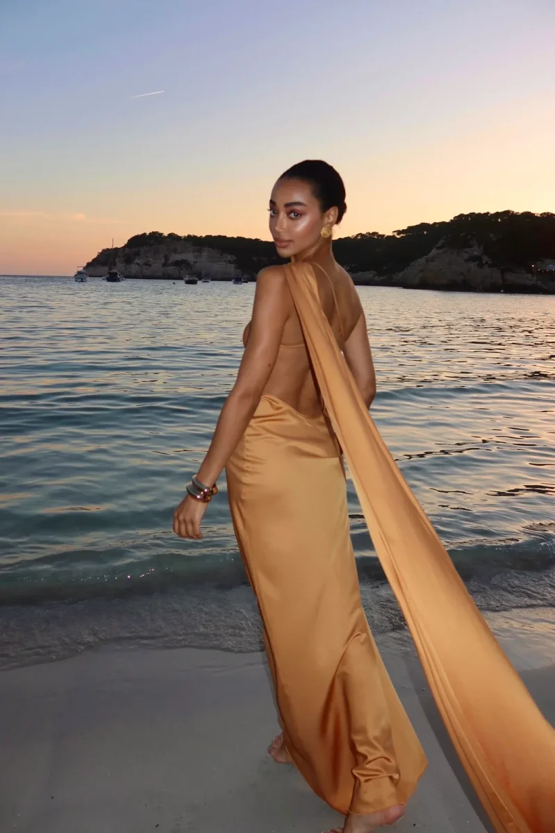 VESTIDO LONGO DOURADO COM APLICAÇÃO NO OMBRO - Image 6