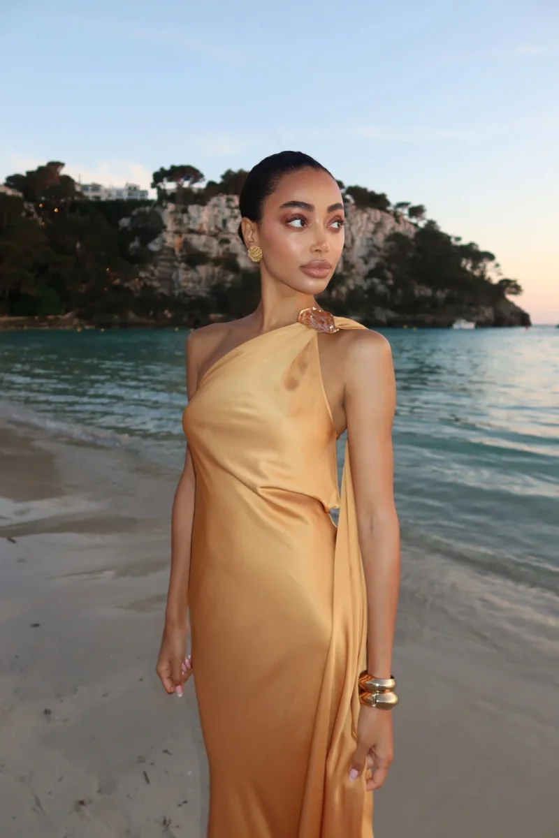 VESTIDO LONGO DOURADO COM APLICAÇÃO NO OMBRO - Image 8