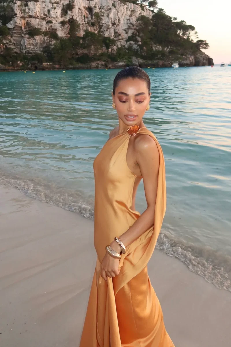 VESTIDO LONGO DOURADO COM APLICAÇÃO NO OMBRO - Image 9