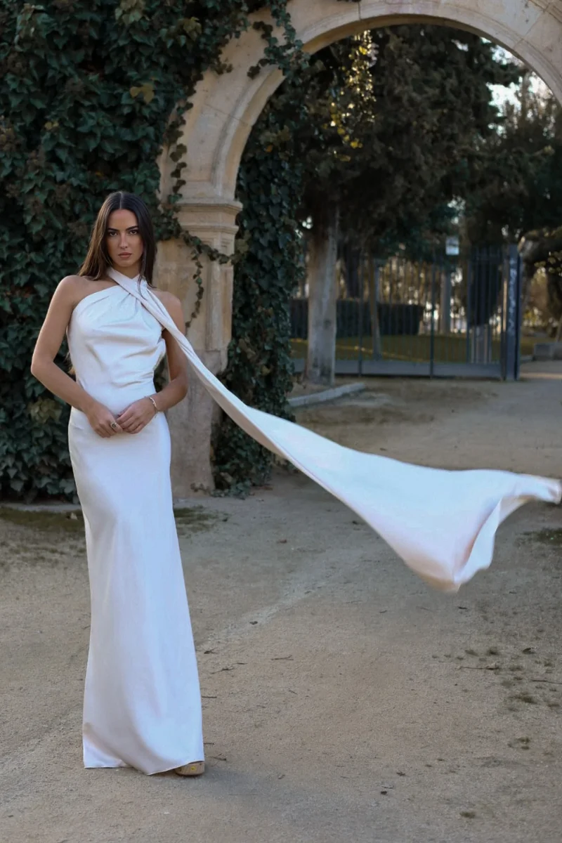 VESTIDO COMPRIDO CRÚ COM CAPA - Image 3