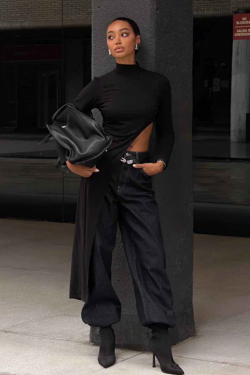 CAMISOLA PRETA ASSIMÉTRICA DE GOLA ALTA