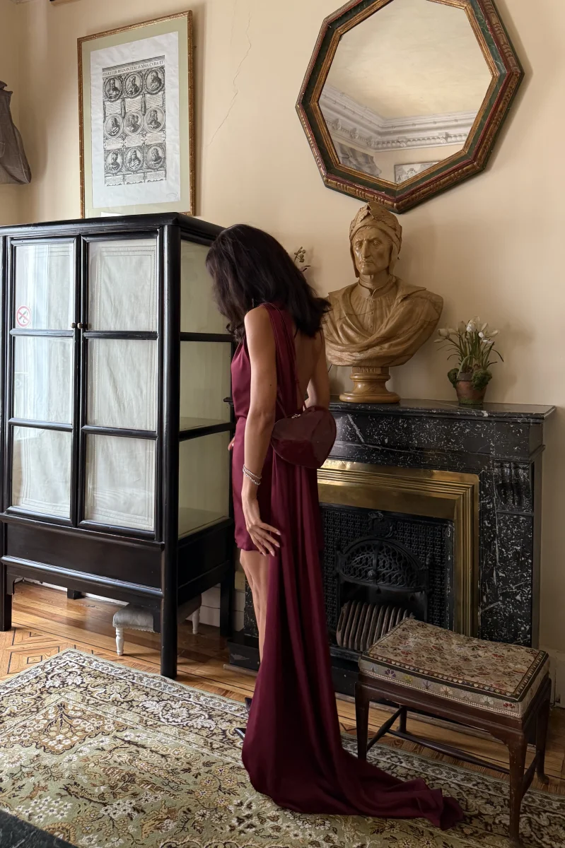 VESTIDO CURTO BORDEAUX COM CAPA - Image 4