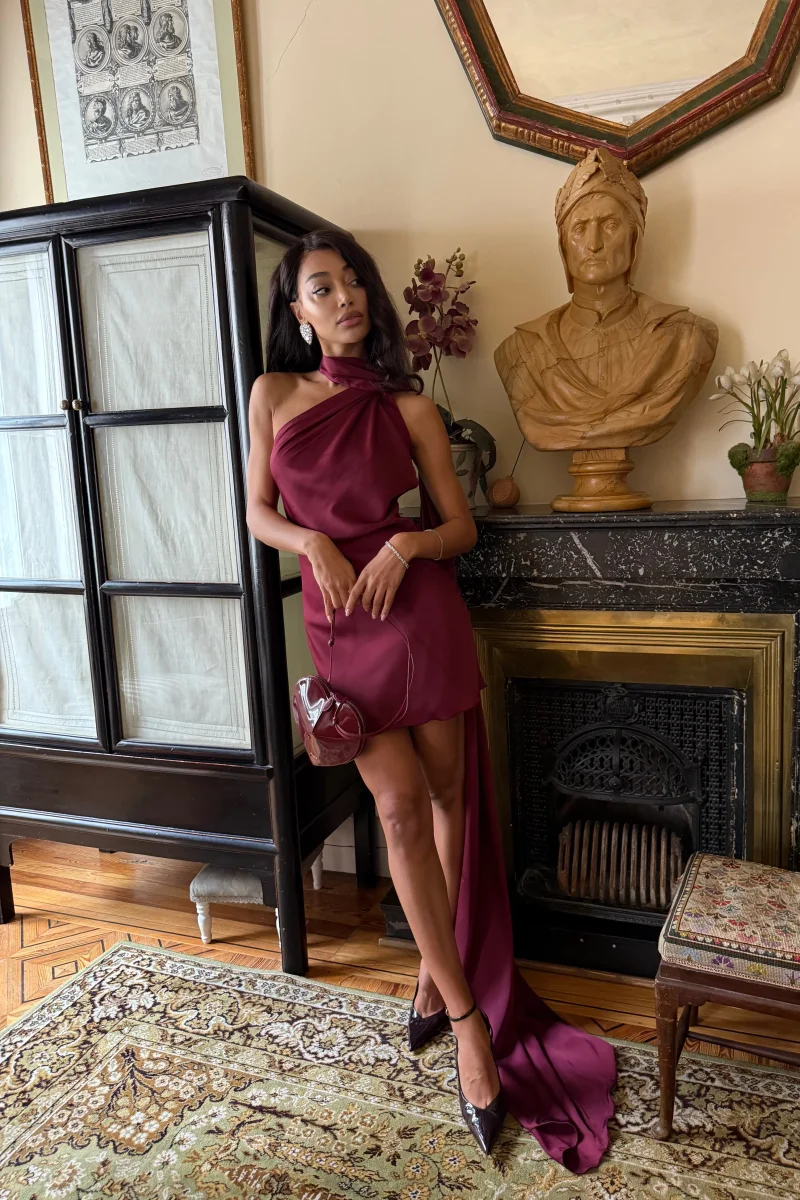 VESTIDO CURTO BORDEAUX COM CAPA - Image 8
