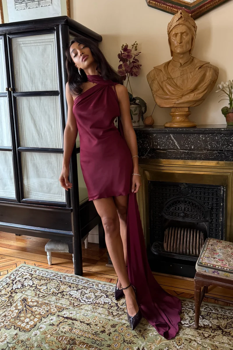 VESTIDO CURTO BORDEAUX COM CAPA - Image 9