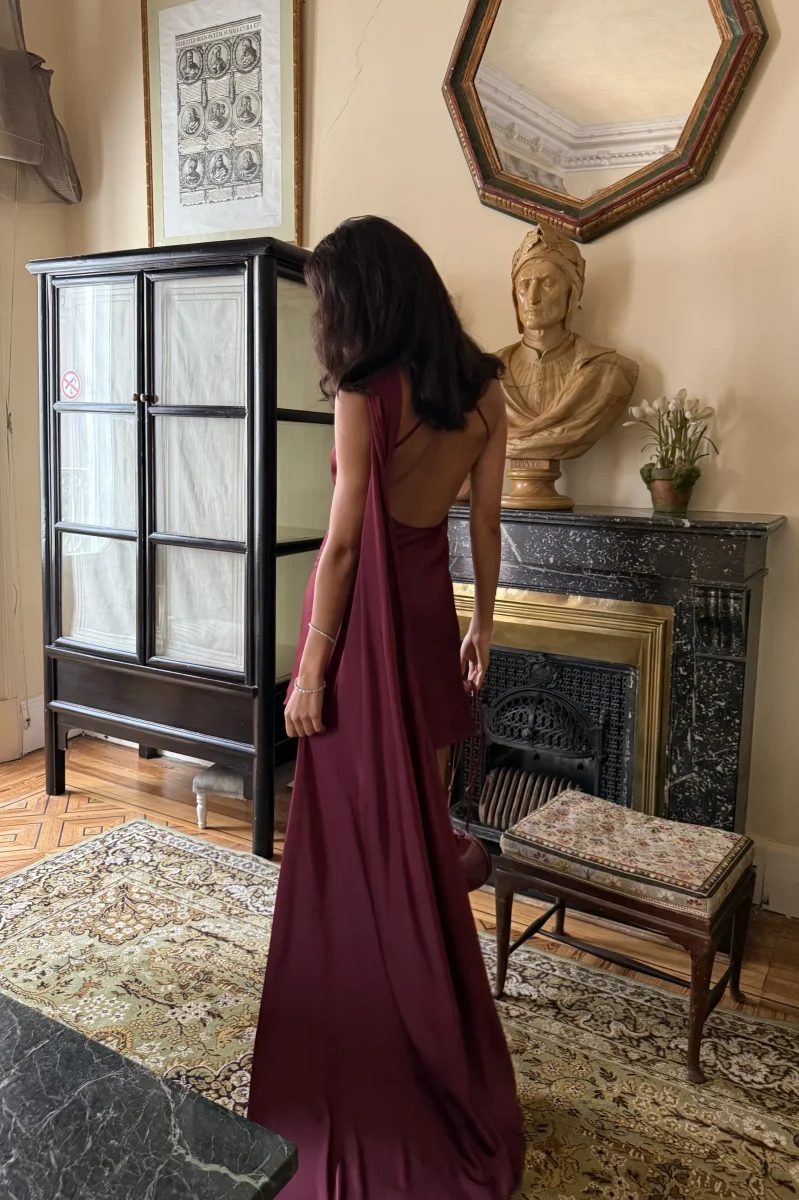 VESTIDO CURTO BORDEAUX COM CAPA - Image 5