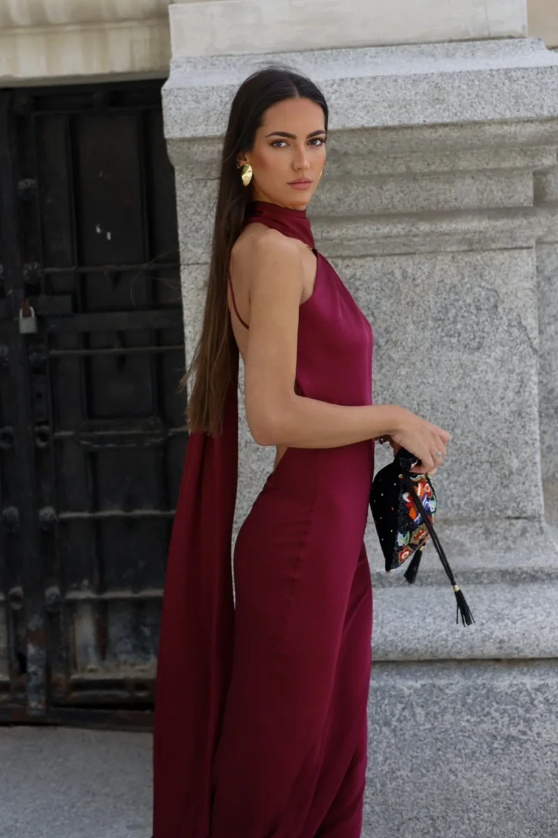 VESTIDO COMPRIDO BORDEAUX COM CAPA - Image 5