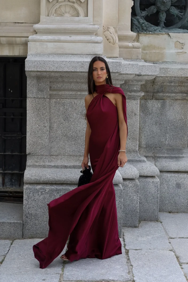 VESTIDO COMPRIDO BORDEAUX COM CAPA - Image 7