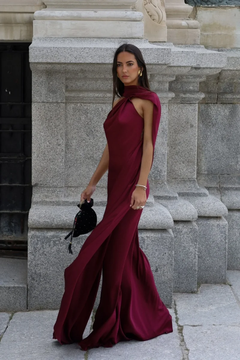 VESTIDO COMPRIDO BORDEAUX COM CAPA - Image 4