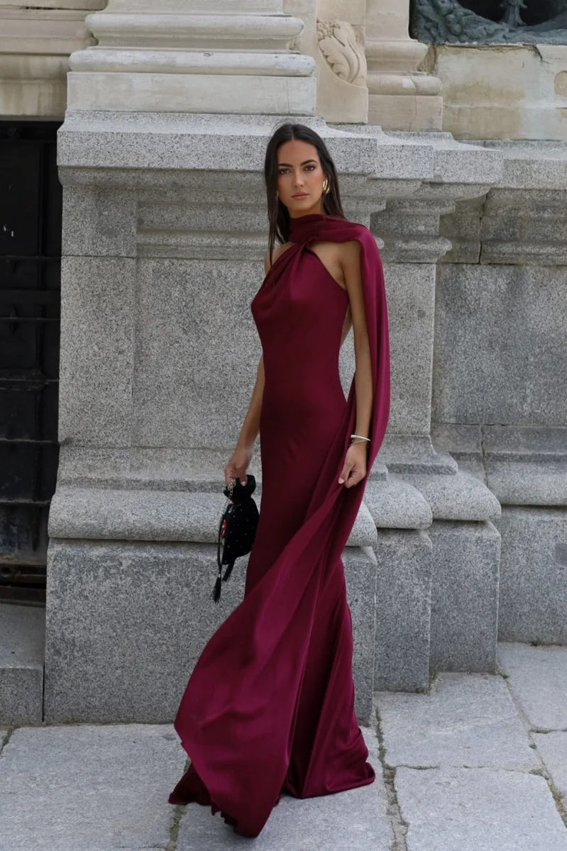VESTIDO COMPRIDO BORDEAUX COM CAPA - Image 8