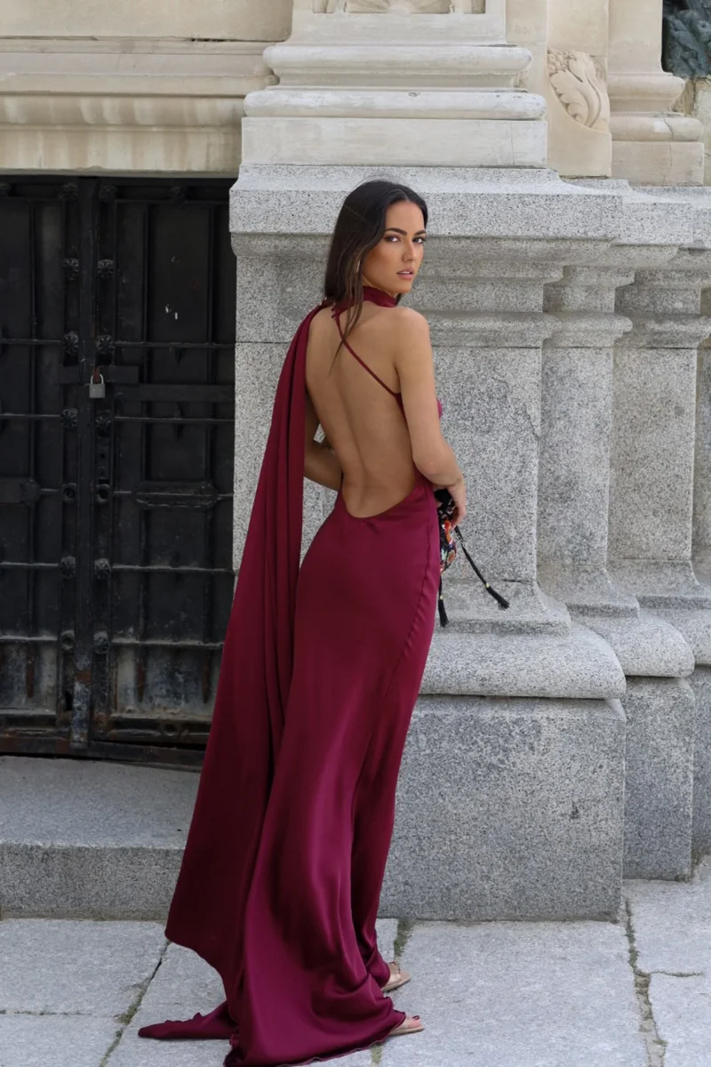 VESTIDO COMPRIDO BORDEAUX COM CAPA - Image 3