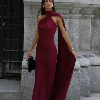 VESTIDO COMPRIDO BORDEAUX COM CAPA