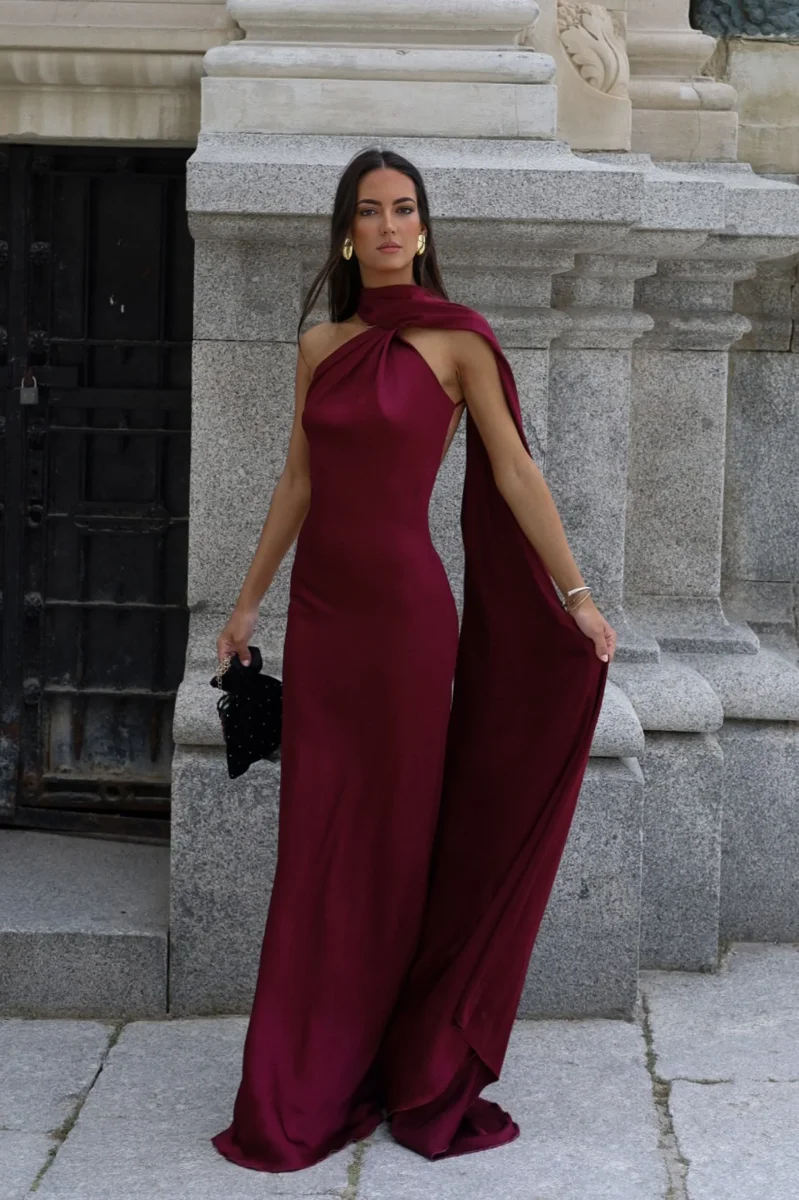 VESTIDO COMPRIDO BORDEAUX COM CAPA - Image 2