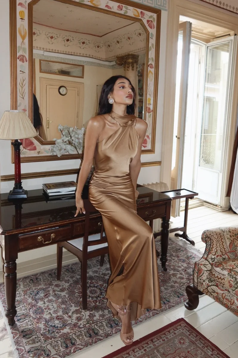 VESTIDO COMPRIDO CAMEL COM CAPA - Image 3