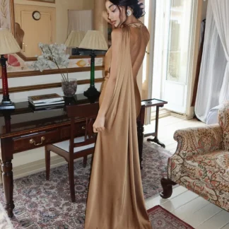 VESTIDO COMPRIDO CAMEL COM CAPA