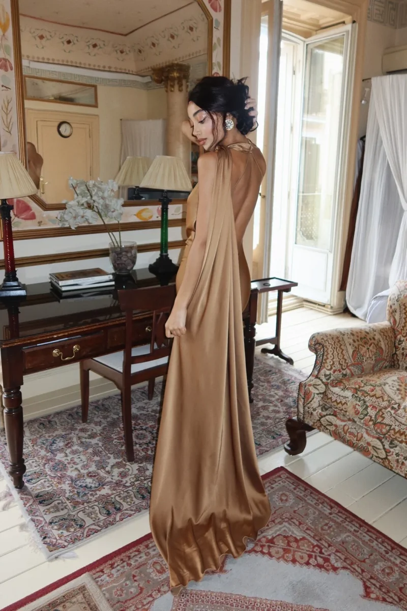 VESTIDO COMPRIDO CAMEL COM CAPA - Image 2