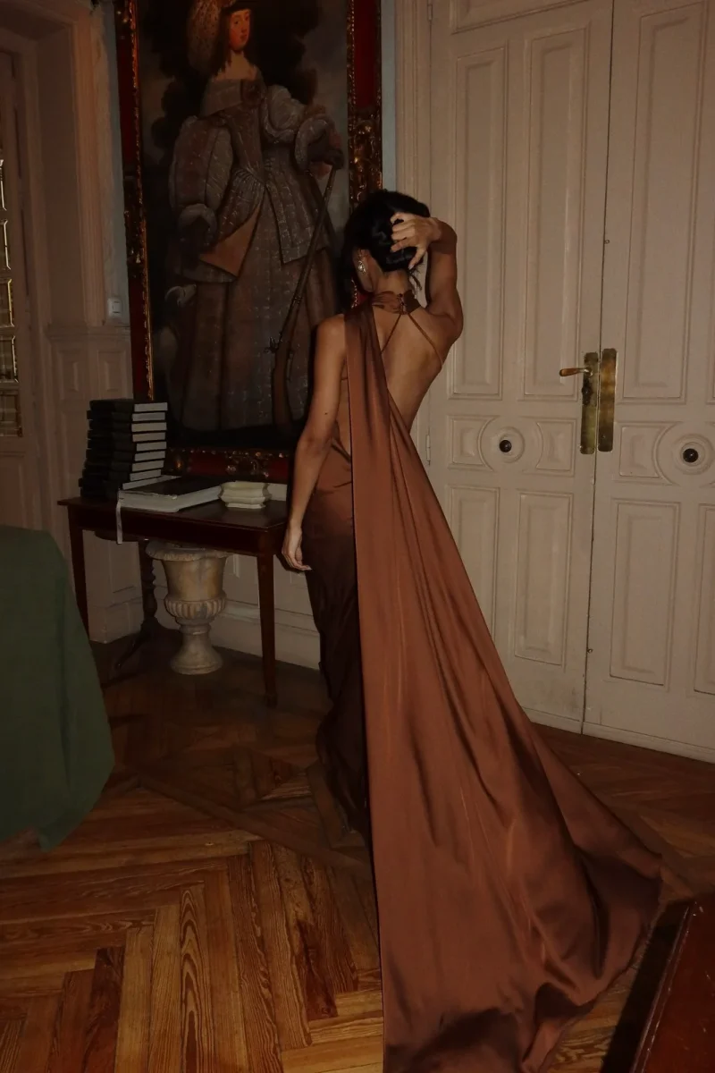 VESTIDO COMPRIDO CASTANHO COM CAPA - Image 5