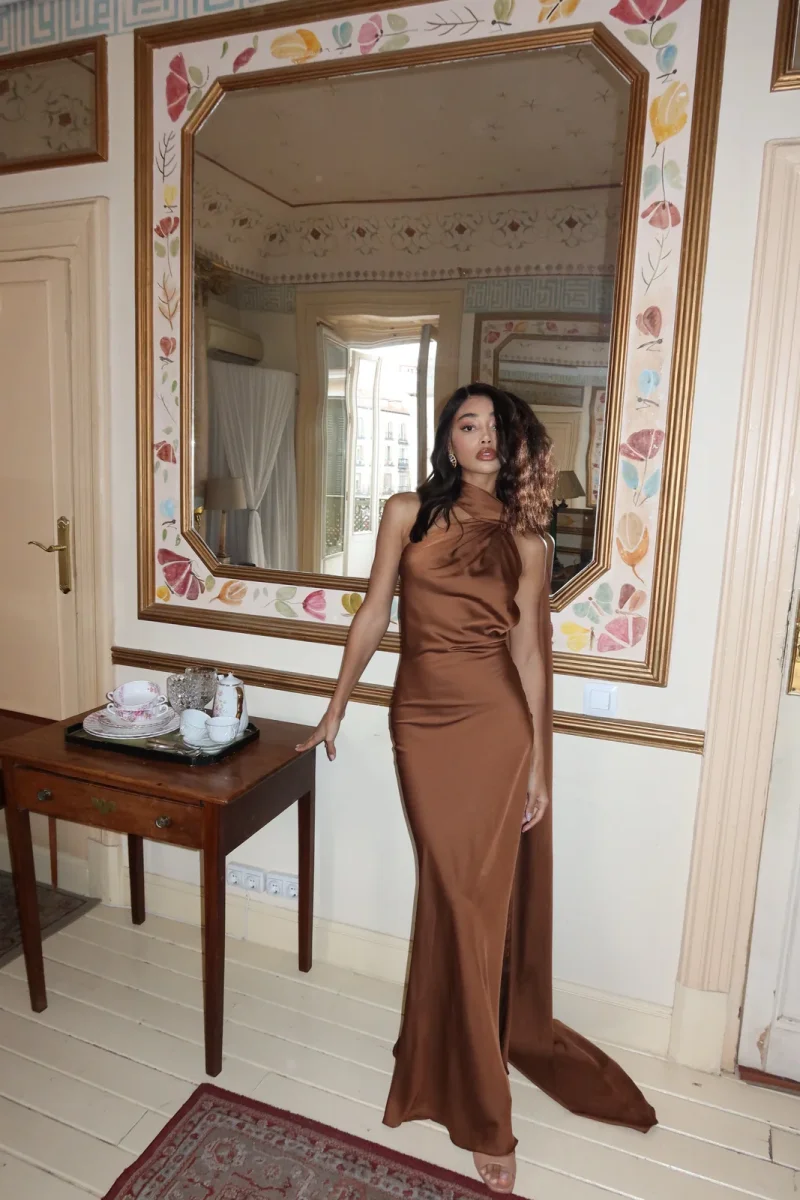 VESTIDO COMPRIDO CASTANHO COM CAPA - Image 6