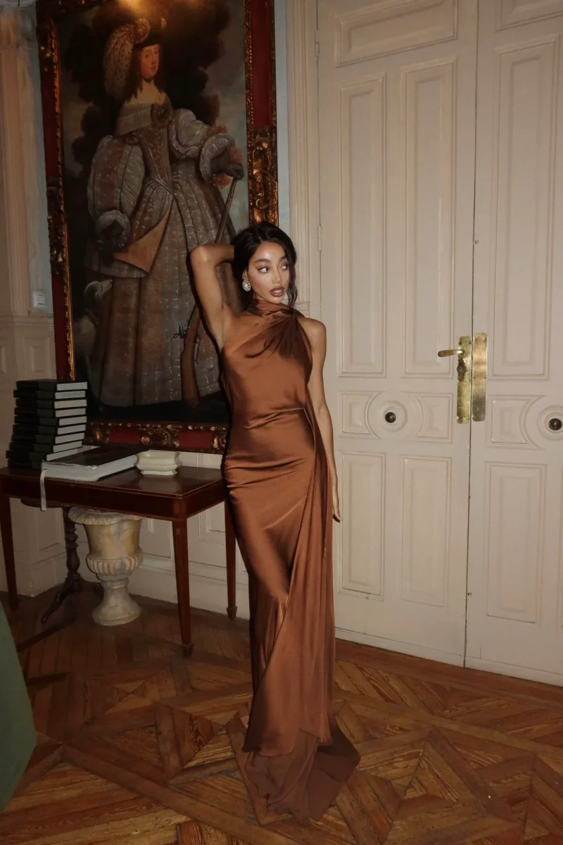 VESTIDO COMPRIDO CASTANHO COM CAPA - Image 8
