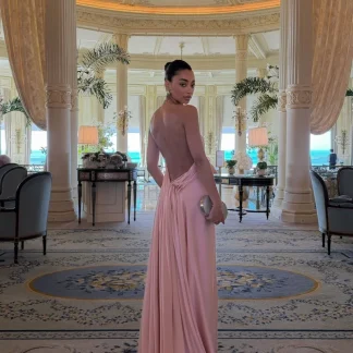 VESTIDO ROSA CLARO APLICAÇÃO PESCOÇO E COSTAS ABERTAS