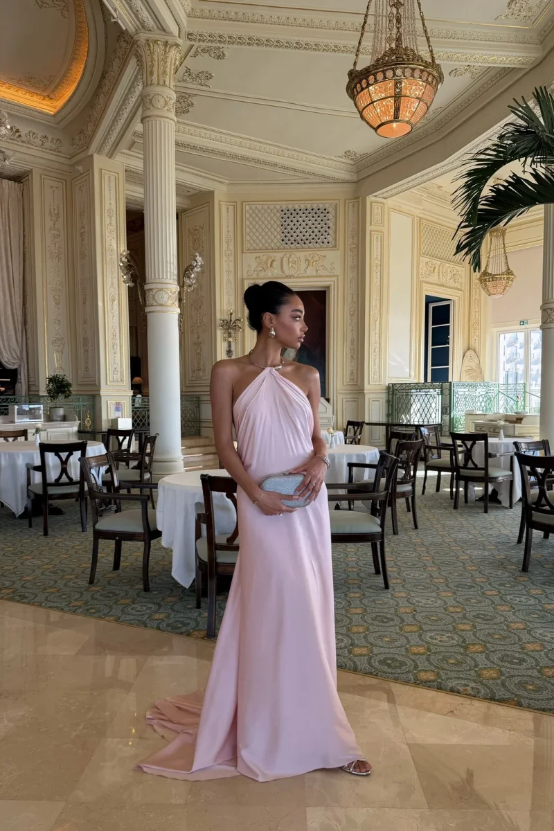 VESTIDO ROSA CLARO APLICAÇÃO PESCOÇO E COSTAS ABERTAS - Image 3