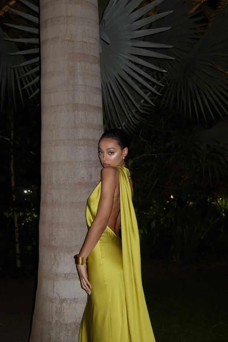 VESTIDO COMPRIDO AMARELO LIMA COM CAPA - Image 4