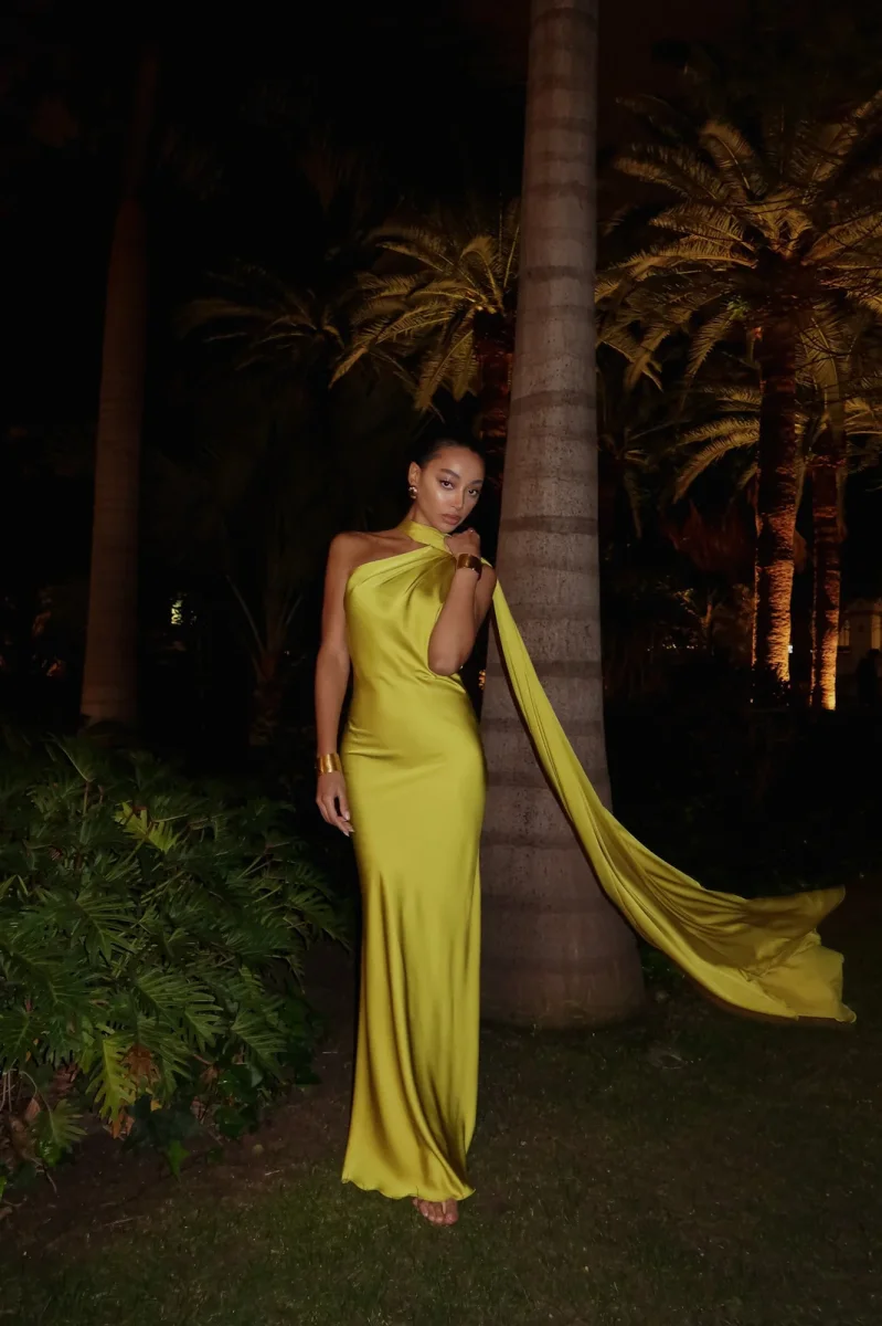 VESTIDO COMPRIDO AMARELO LIMA COM CAPA - Image 2