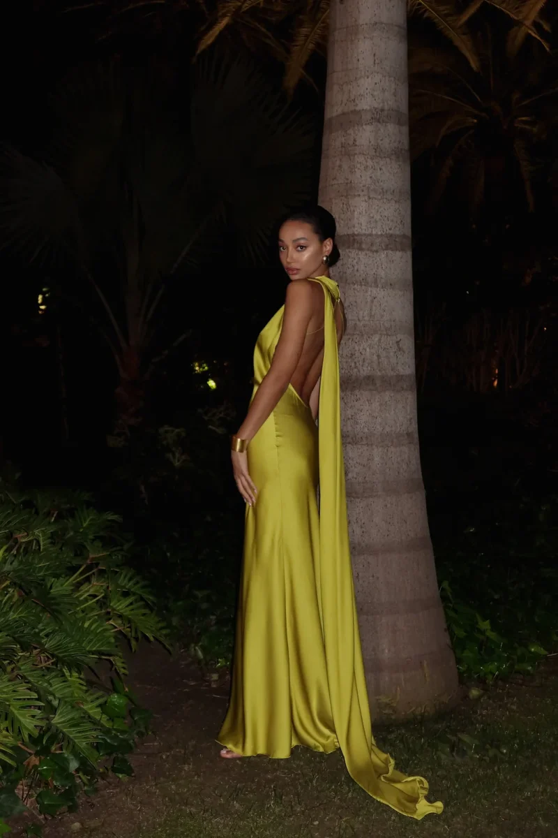VESTIDO COMPRIDO AMARELO LIMA COM CAPA - Image 7
