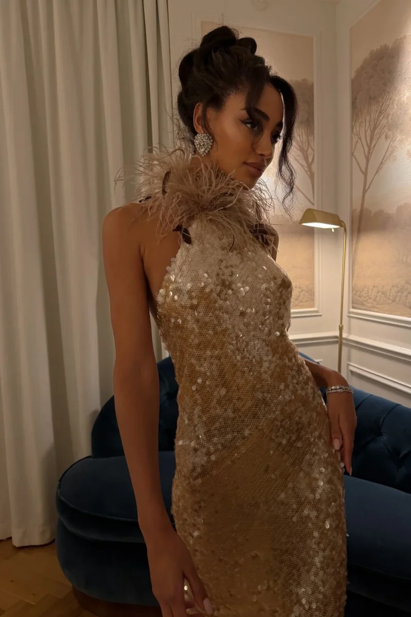 VESTIDO LONGO DOURADO COM LANTEJOULAS E GOLA PLUMAS - Image 4