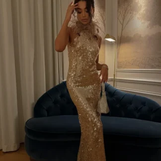 VESTIDO LONGO DOURADO COM LANTEJOULAS E GOLA PLUMAS
