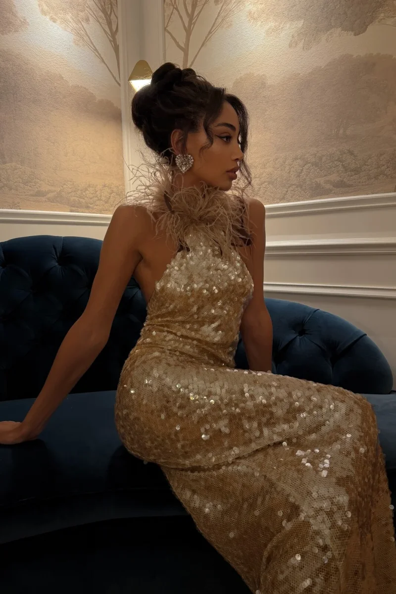 VESTIDO LONGO DOURADO COM LANTEJOULAS E GOLA PLUMAS - Image 7