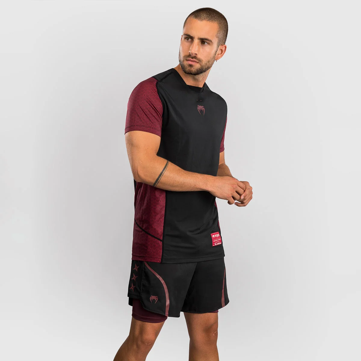 T-shirt Venum Assassin's Creed Shadows Dry Tech Vermelho-preto - Image 4